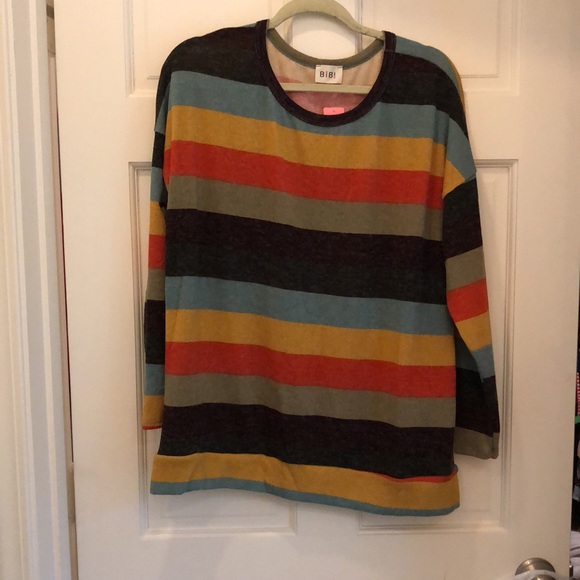 Ladies sweater. Light weight, perfect for Fall - Picture 3 of 4